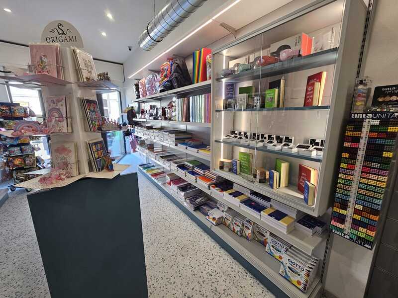 arredamento cartoleria scaffali espositivi